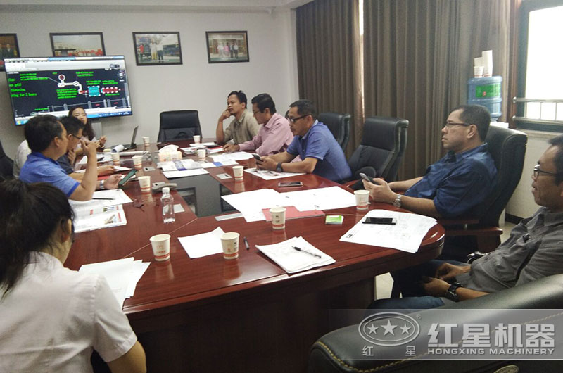 紅星技術人員現場讨論設備設計方案