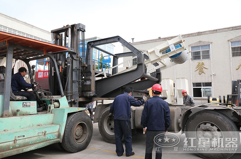 發貨前搭載半挂車頭