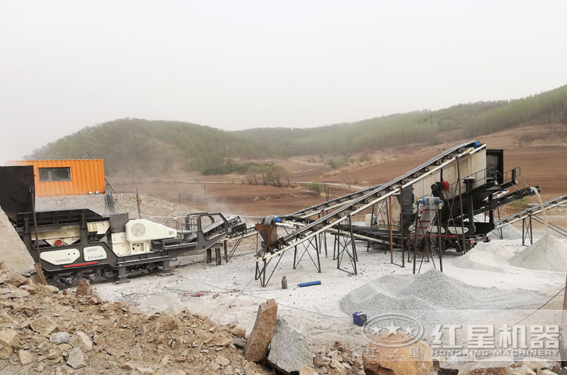 移動碎石機機械設備作業現場