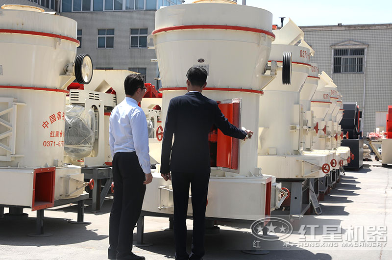 客戶來廠考察，經理陪同做詳細介紹