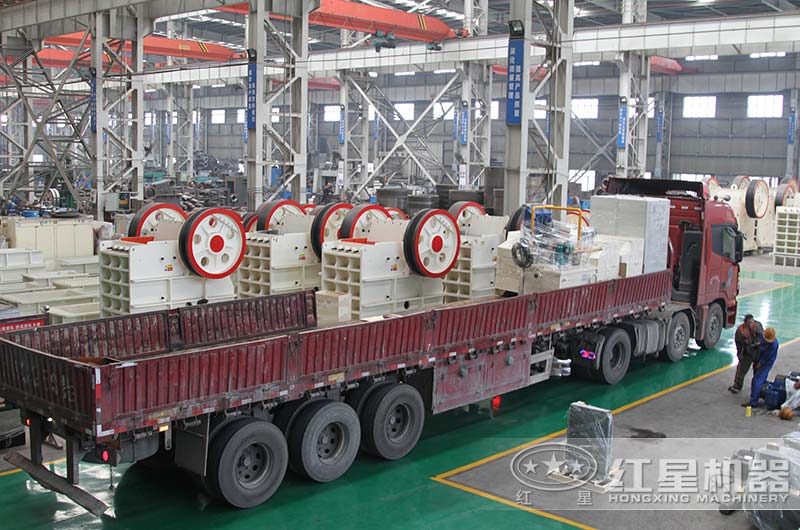 德版鄂式破碎機裝車準備發貨