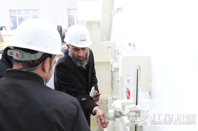 客戶來廠了解設備細節