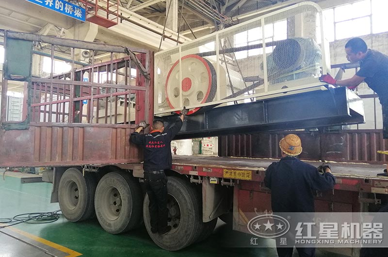 對輥式粉碎機裝車，準備發貨